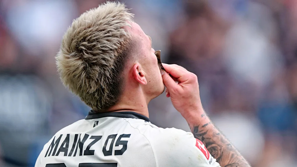 美因茨本轮联赛客场2-1击败霍芬海姆，“梅开二度”的头号功臣蒂茨亲吻女儿送给自己