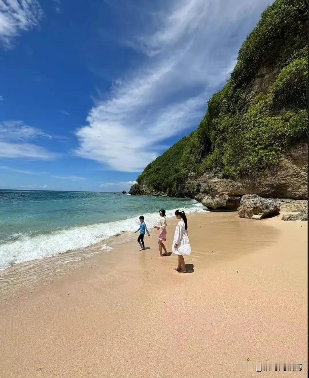 所以，大S到底在干啥？

刚刚，小S三女儿晒度假照，小玥儿也出现在照片中。所以汪