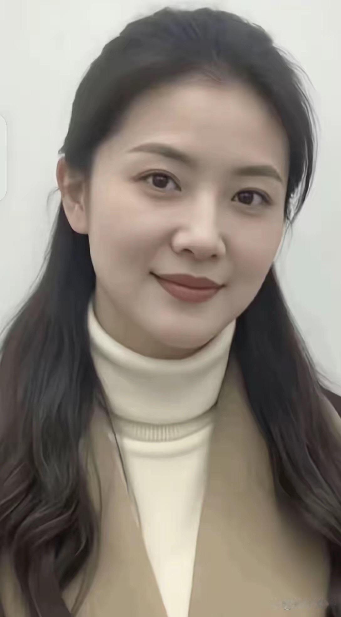下联：笑靥如花容貌佳。