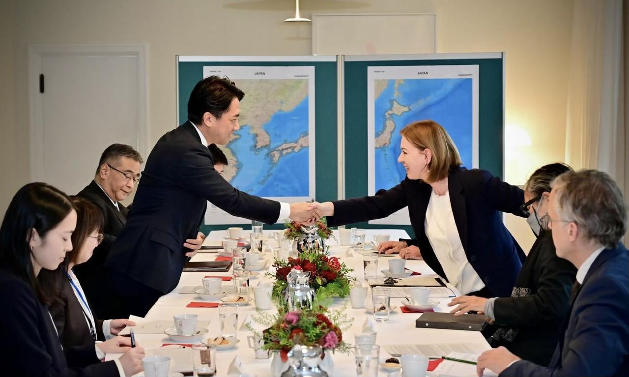 日本防卫大臣小泉德国大使介绍了军机雷达照射的发生地，一本正经的样子还挺可爱的，这