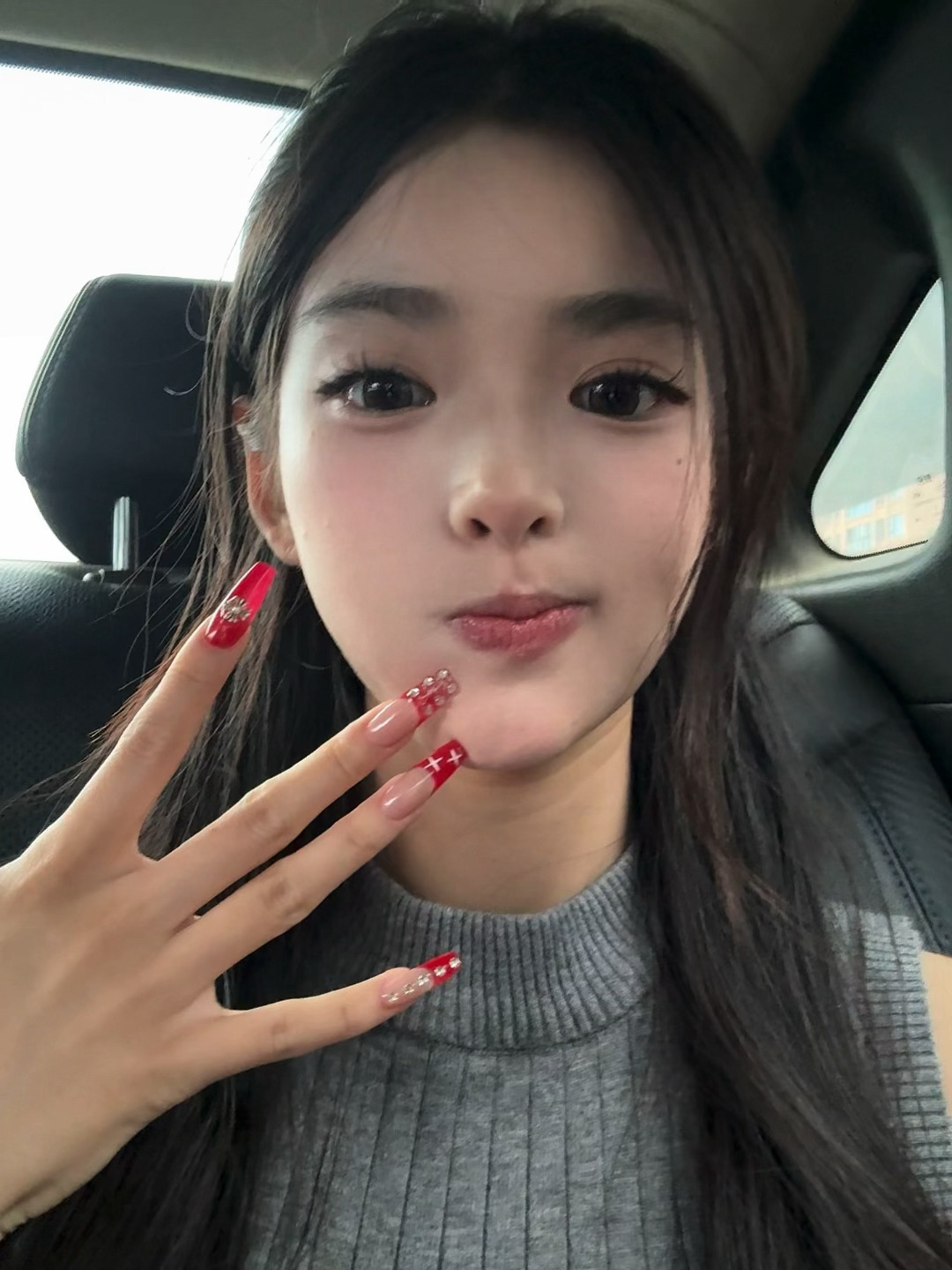 本小妞放假了嘿嘿哈哈哈哈呼呼爽 刚刚跑去做了个美甲最近会狂拍vlog下周出去旅游