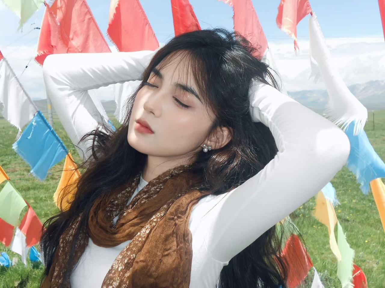 草原上的美女