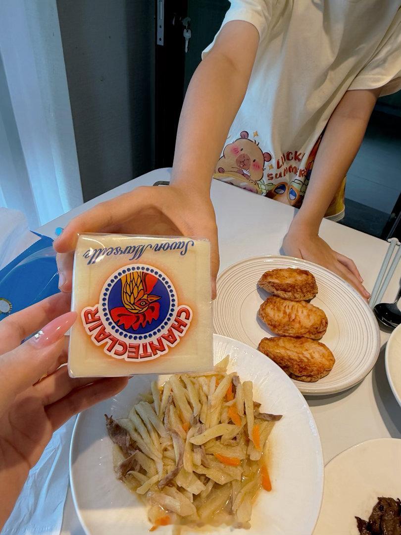 哈哈哈哈哈哈胖胖拿手上这个东西问我：妈妈，这是不是芝士🧀？我想吃，是不是要用微