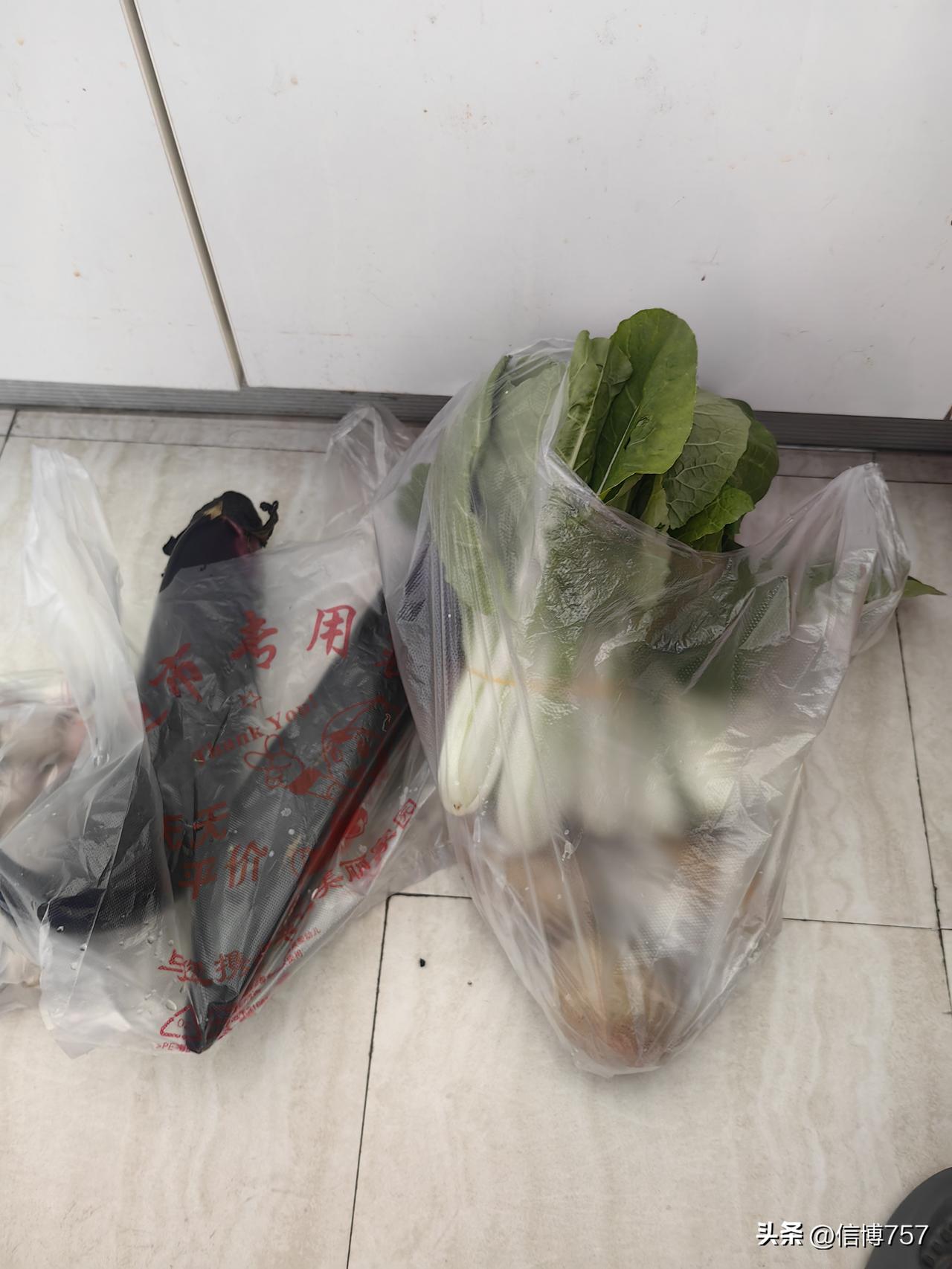 再也不敢要婆婆去买菜了，她这个自由发挥也太随意了。出门时说好的是买冬瓜（或南瓜）