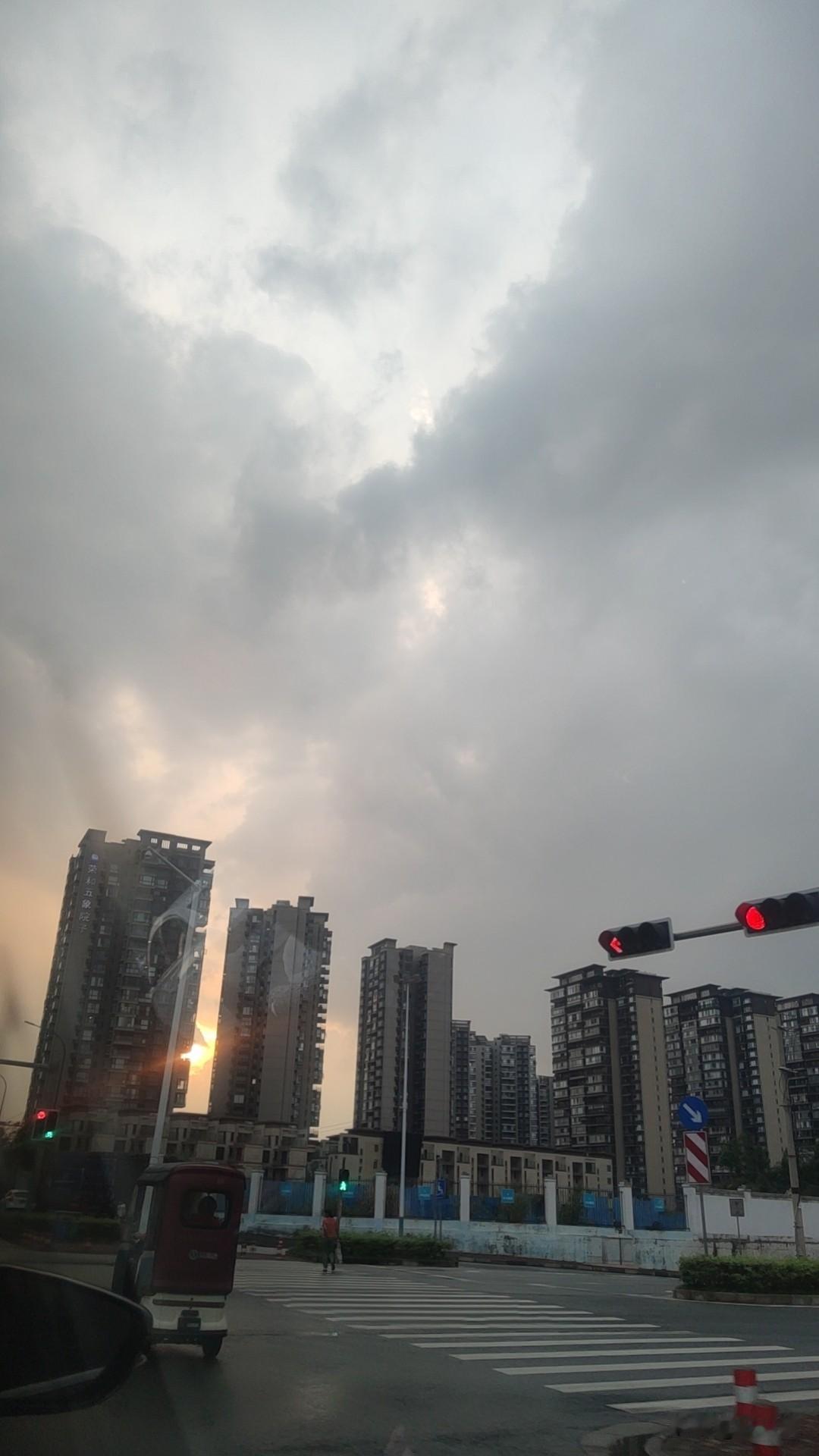 发现没，
成年人最难看的体面，
莫过于分手离婚后的诋毁。
现在的人不管是恋爱还是