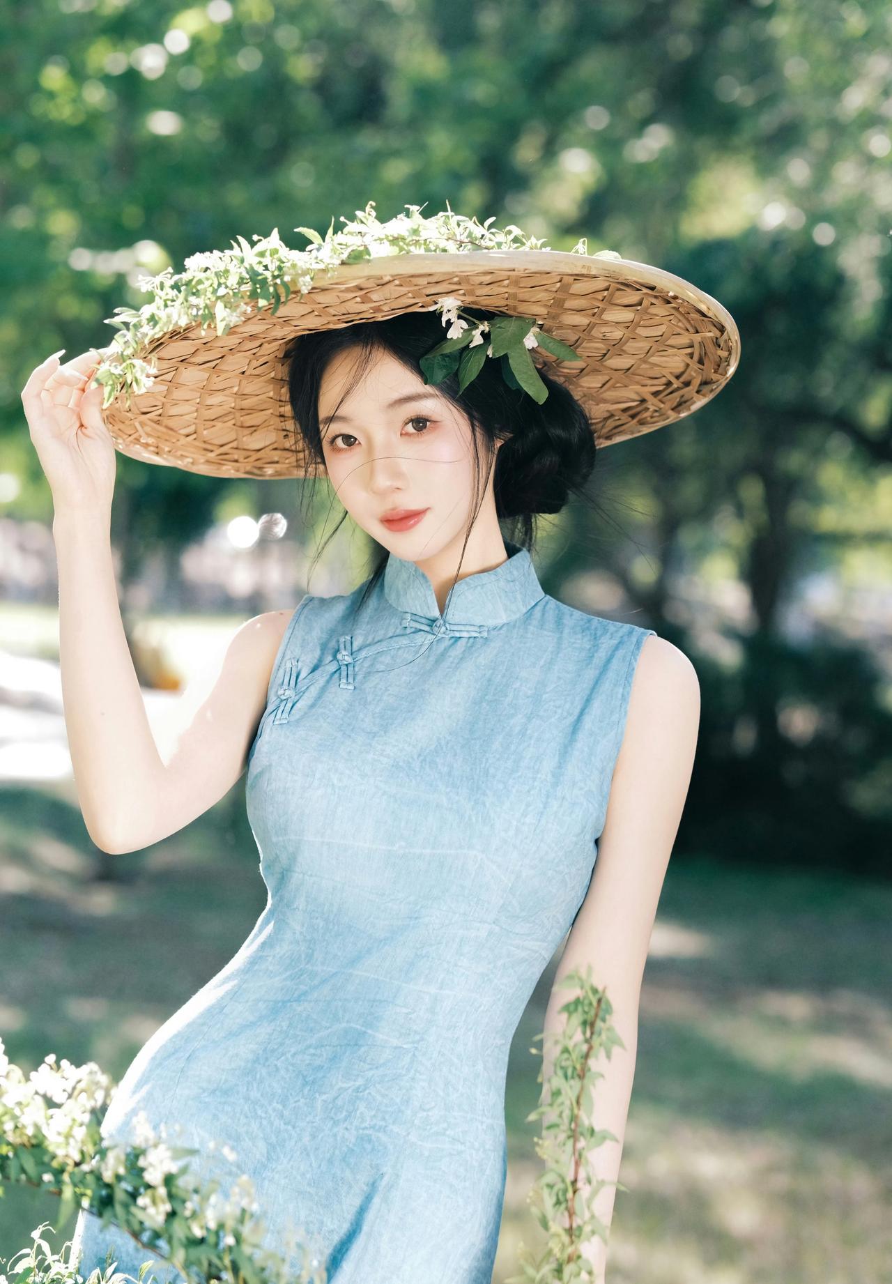 清冷感旗袍把“素净”和“氛围感”玩到了极致。

低饱和的雾霾蓝旗袍，不抢眼却高级