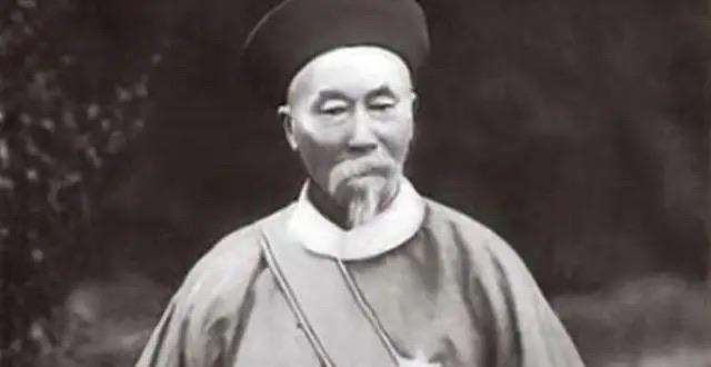 李鸿章设宴款待太平军降将。酒过三巡，八位王爷人头落地，随后 3 万多名降兵也全部