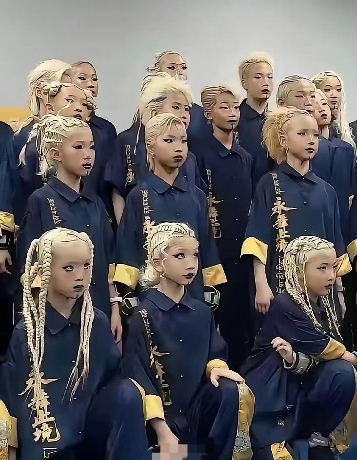 小朋友这身打扮，要是在晚上，那得多吓人
这种颓废+丧尸文化并不适合东方，对今后孩