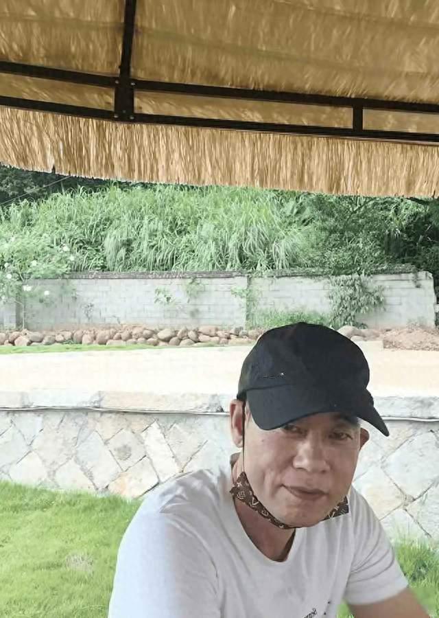 车间工人撞脸陈小春，直播澄清没胎记非亲戚，拍摄者却已离职