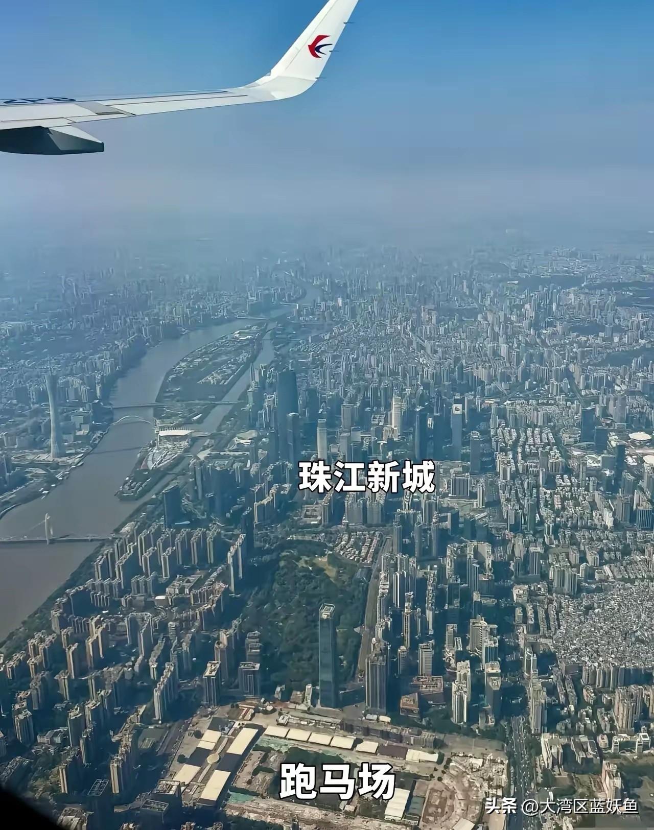 从高空看，珠江新城的跑马场地块亮得像块镶在城市中间的宝石——最后一块空白地，拍出