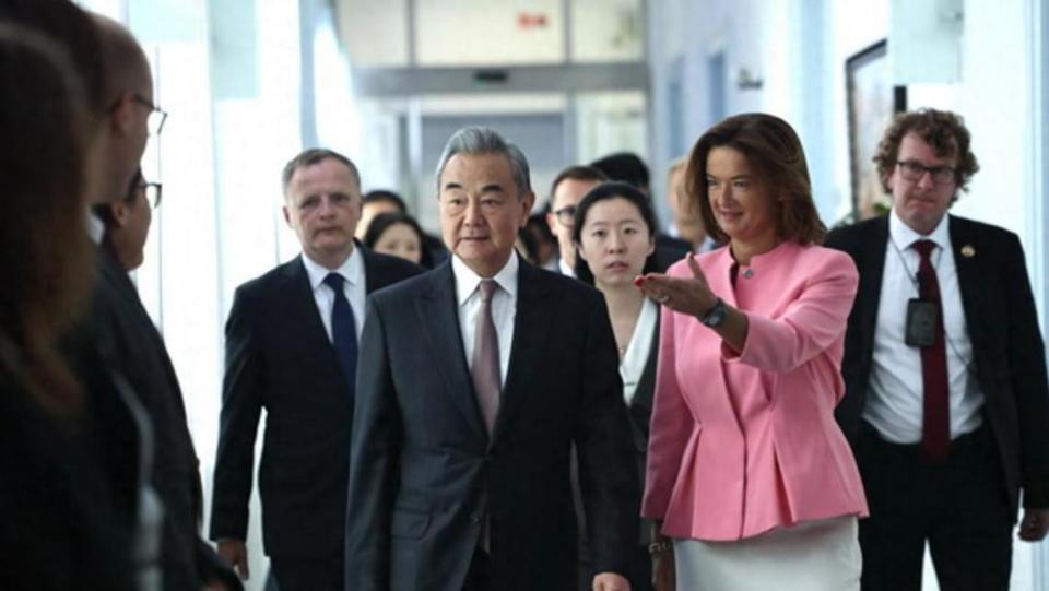 王毅刚下专机，欧盟强国关闭边境，90%中欧班列中断，情况不正常。王毅外长到访波兰