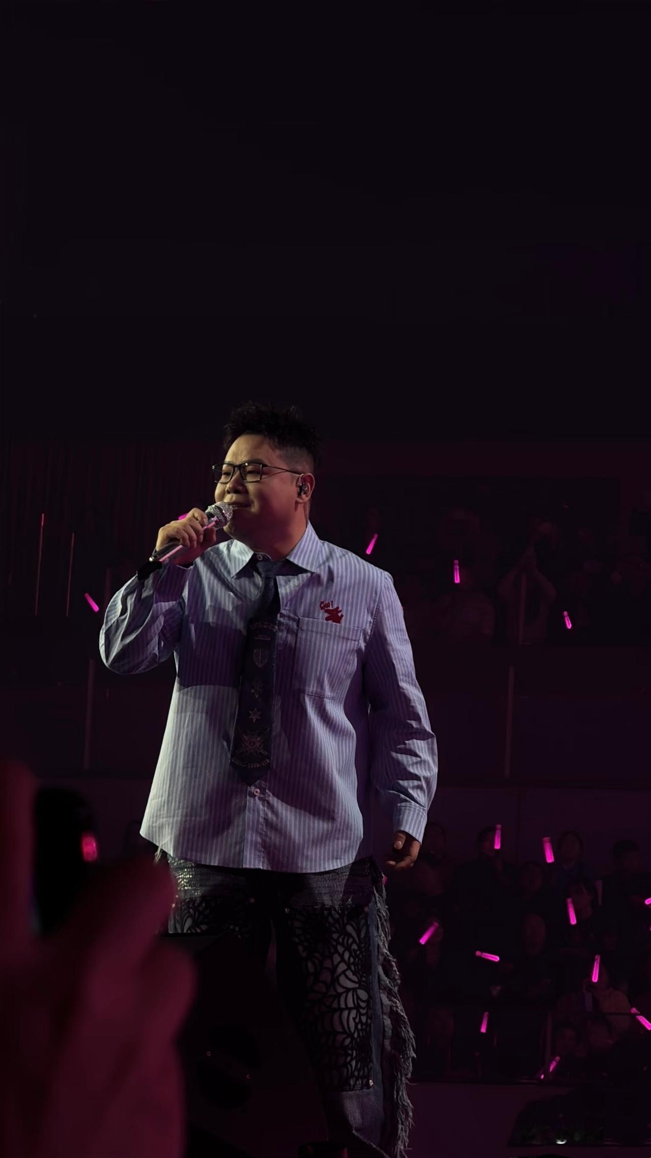 为什么岳云鹏顶着压力也要开演唱会？

其实原因很简单，

其实是因为师傅郭德纲的