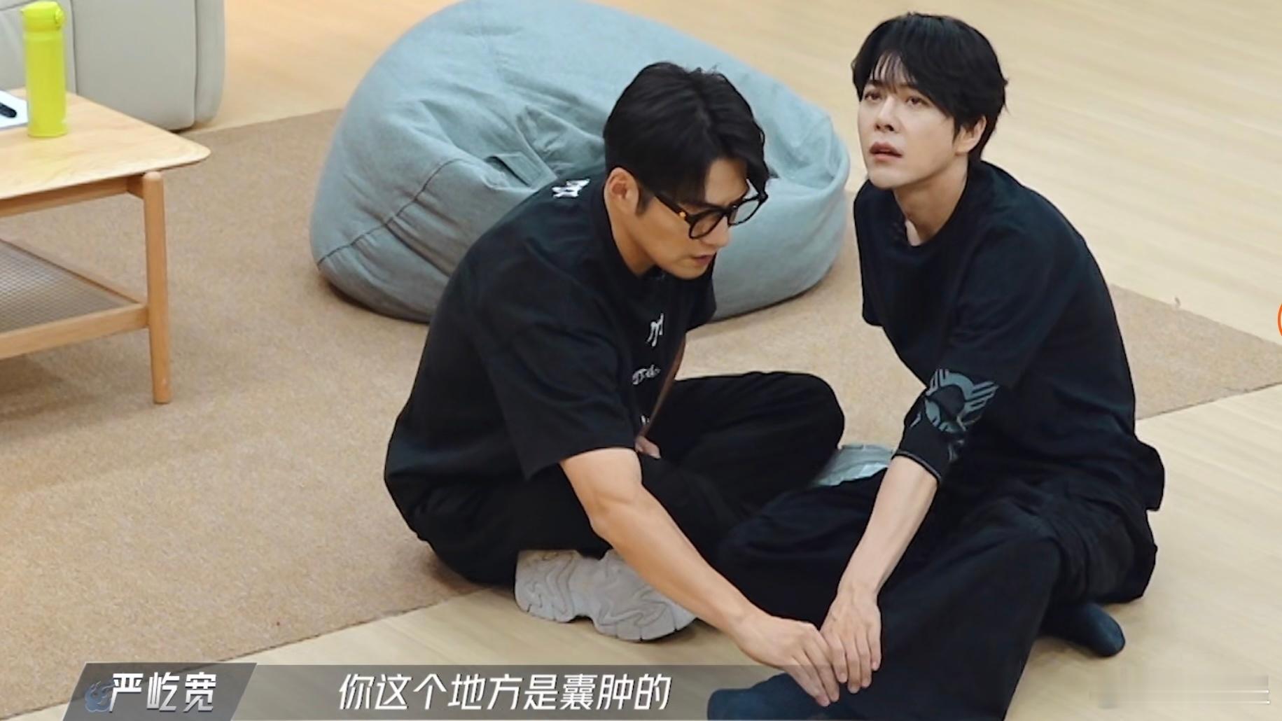 原来披哥是恋综啊～这味儿对了！这段他俩的对话和动作就很像女王钓系诱受x年上爹系憨