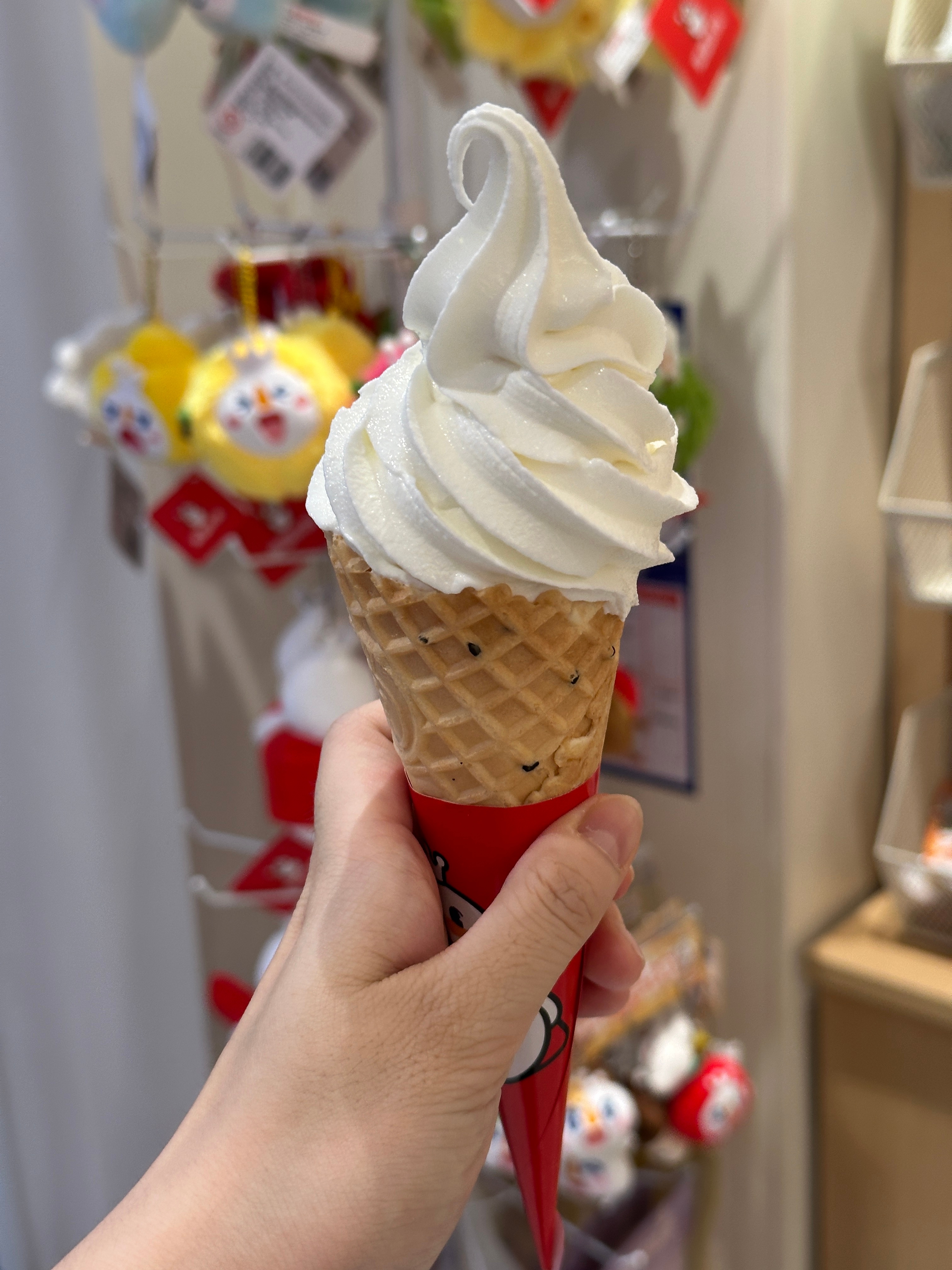 突然想起来今天出去溜达溜到了蜜雪冰城 开开心心买了个冰淇淋出门的一瞬间本最怕虫之