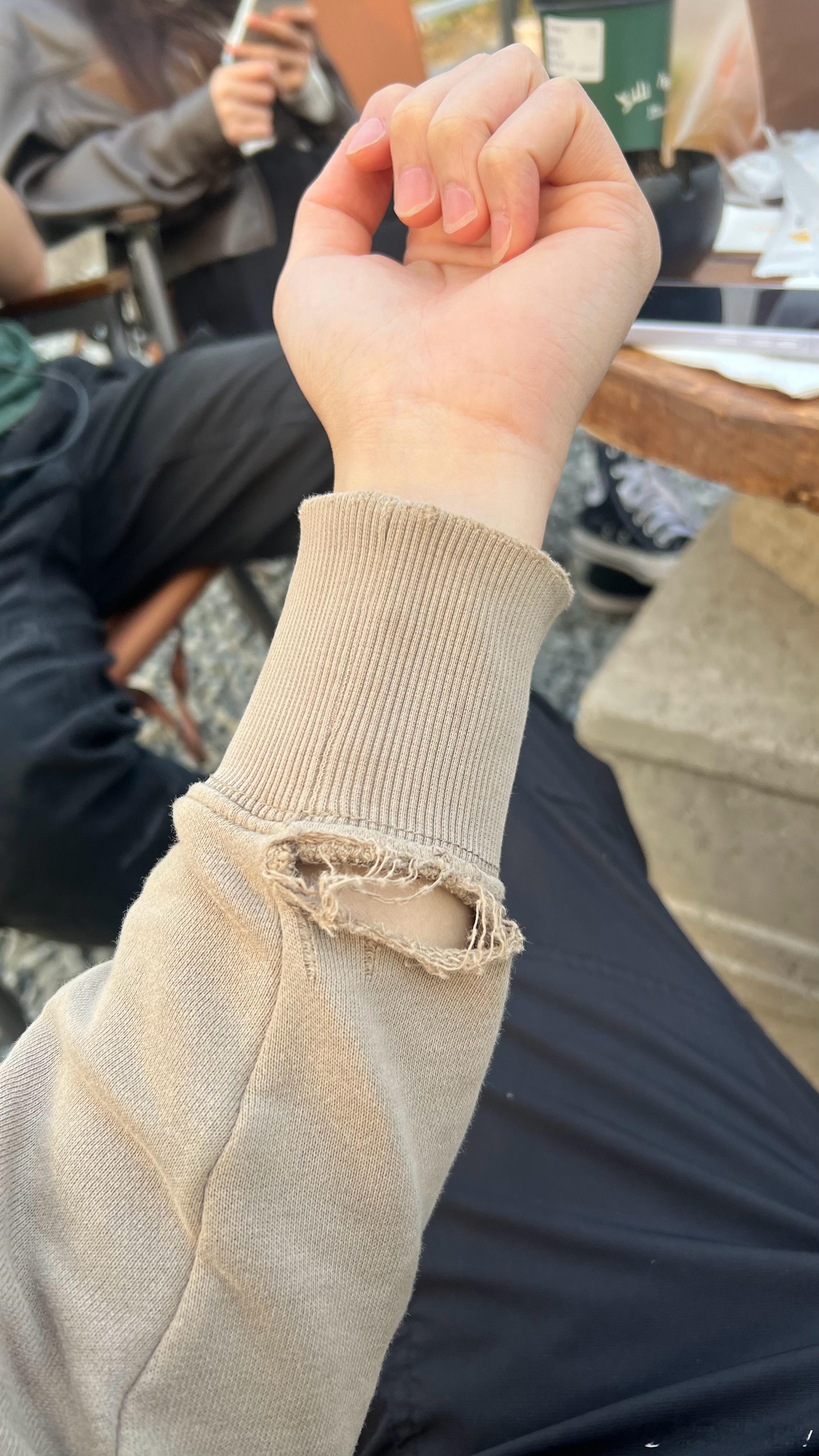 最近大概穷到什么程度，这件衣服好像穿了有个15年了太强了，证明15年没咋长高。 