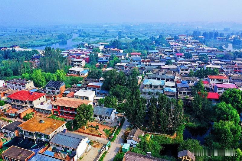怎么样重新建设好新农村? 重新建设好新农村，得从多方面入手。
产业是关键。可以结