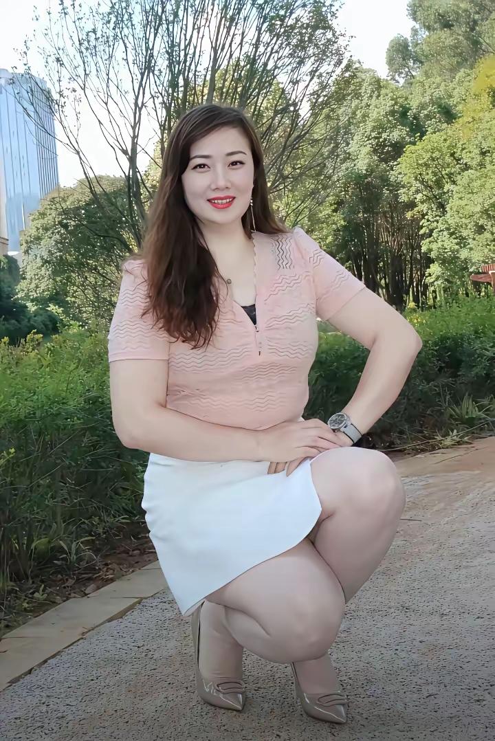 为什么相亲市场女多男少?
为什么？因为女人不愿意随随便便把自己嫁出去呀！相对于男