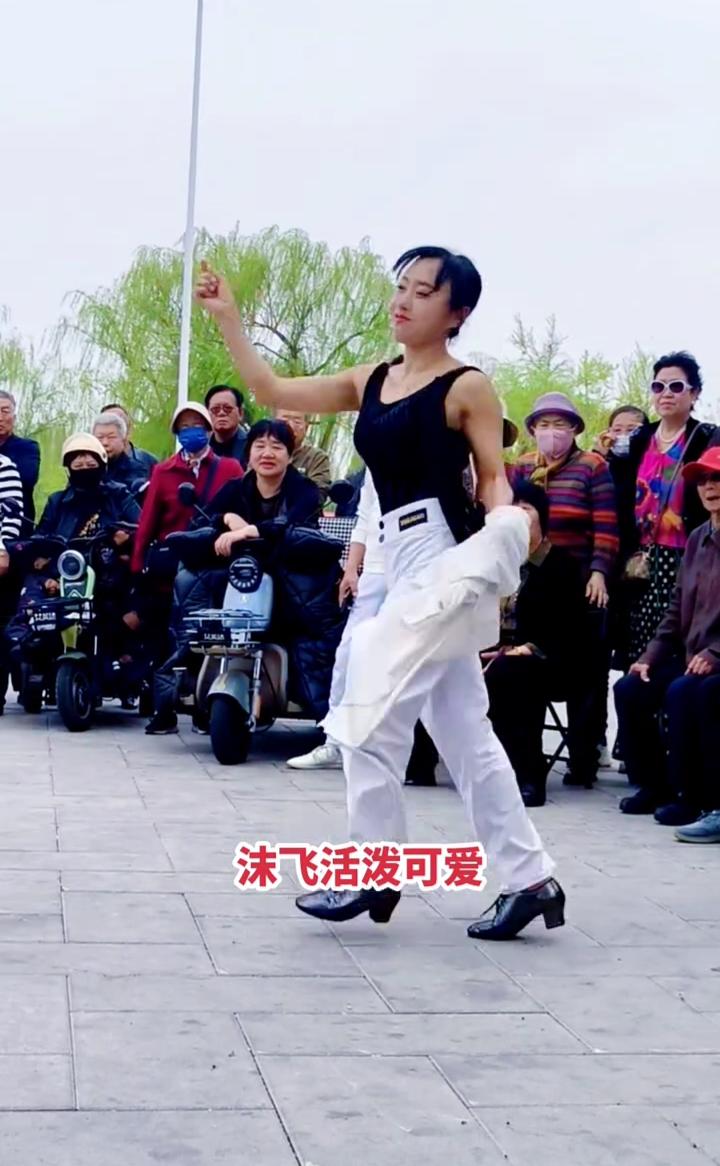 沫飞活泼可爱。