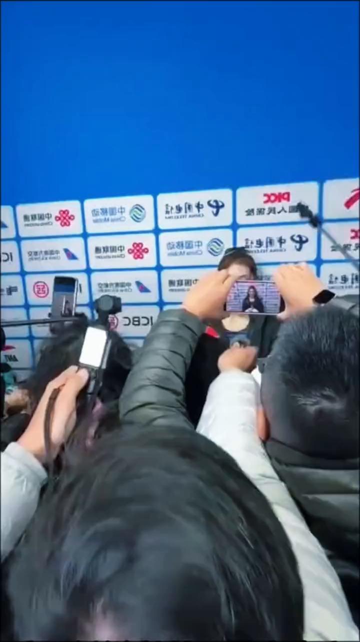 看看吴彦妮的影响力，她要从央视那边一点点采访过来，一路走过来。这么多记者，吴彦妮