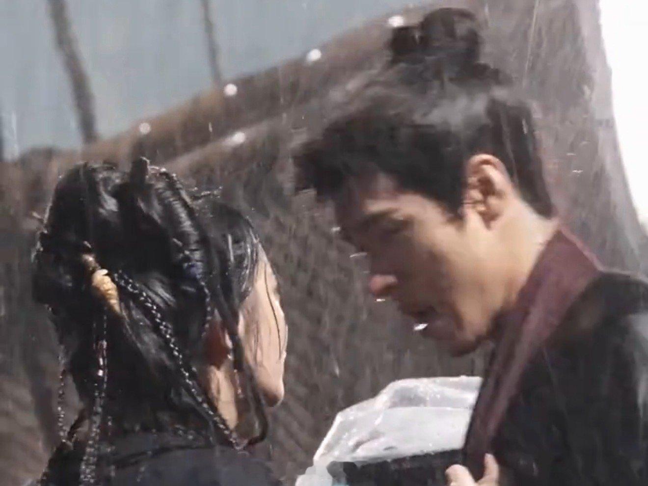 龚俊周洁琼雨中争吵戏路透 龚俊、周洁琼在电视剧《白衣公卿》的片场路透来了。龚俊和