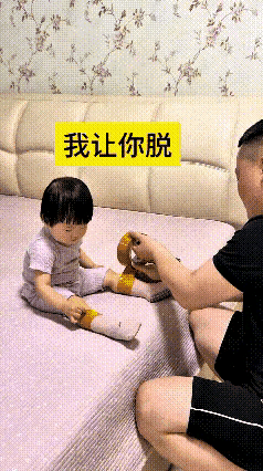 看完这段给我笑够呛，这位爸爸真是被闺女逼出绝招了！
老爹给小闺女穿袜子，左脚刚穿