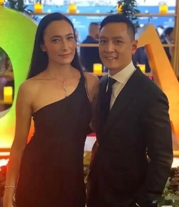 看到吴彦祖的老婆，
两个人长得好像呀！
想不到这么帅的吴彦祖居然挑了个真的男性化