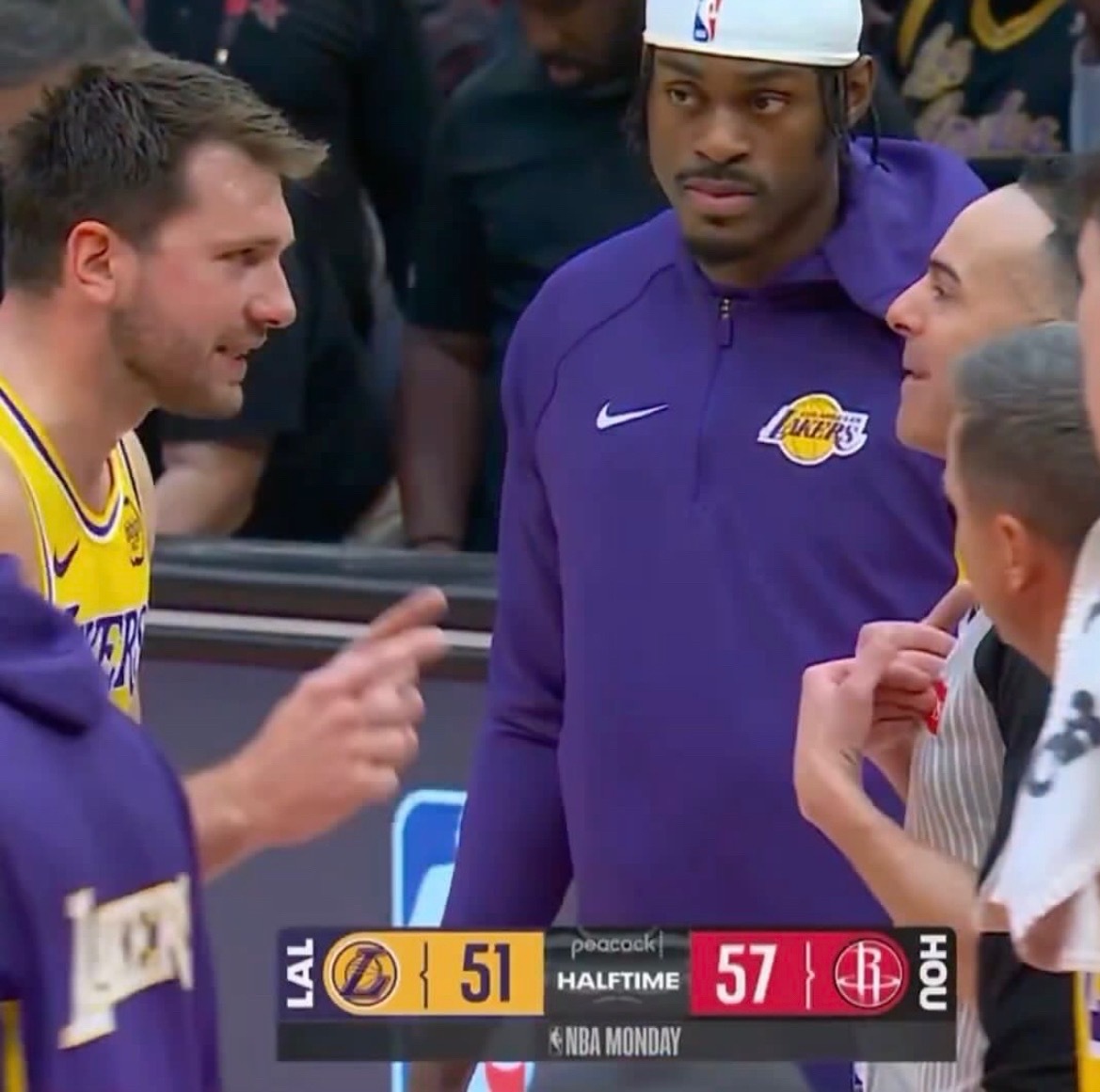 NBA已经撤销了昨日吹罚东契奇的第16次技术犯规，不用禁赛了，可以出战周一客场对