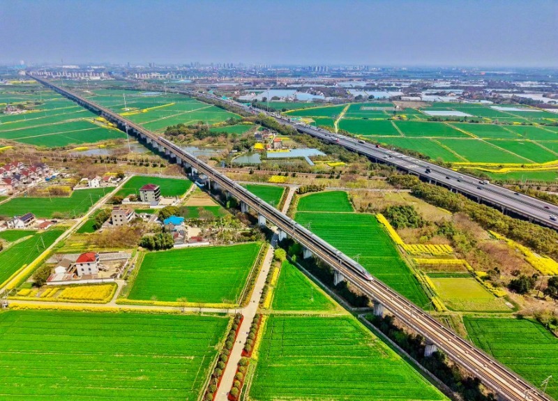 【#长三角铁路端午假期运输方案出台#】#长三角铁路端午预计发送1745万人次# 