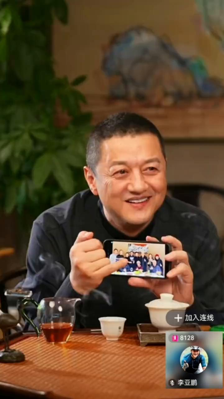 这是陈建斌，我也胖了，我们俩住上下铺，住了将近4年。他住上铺，我住上铺，所以他给