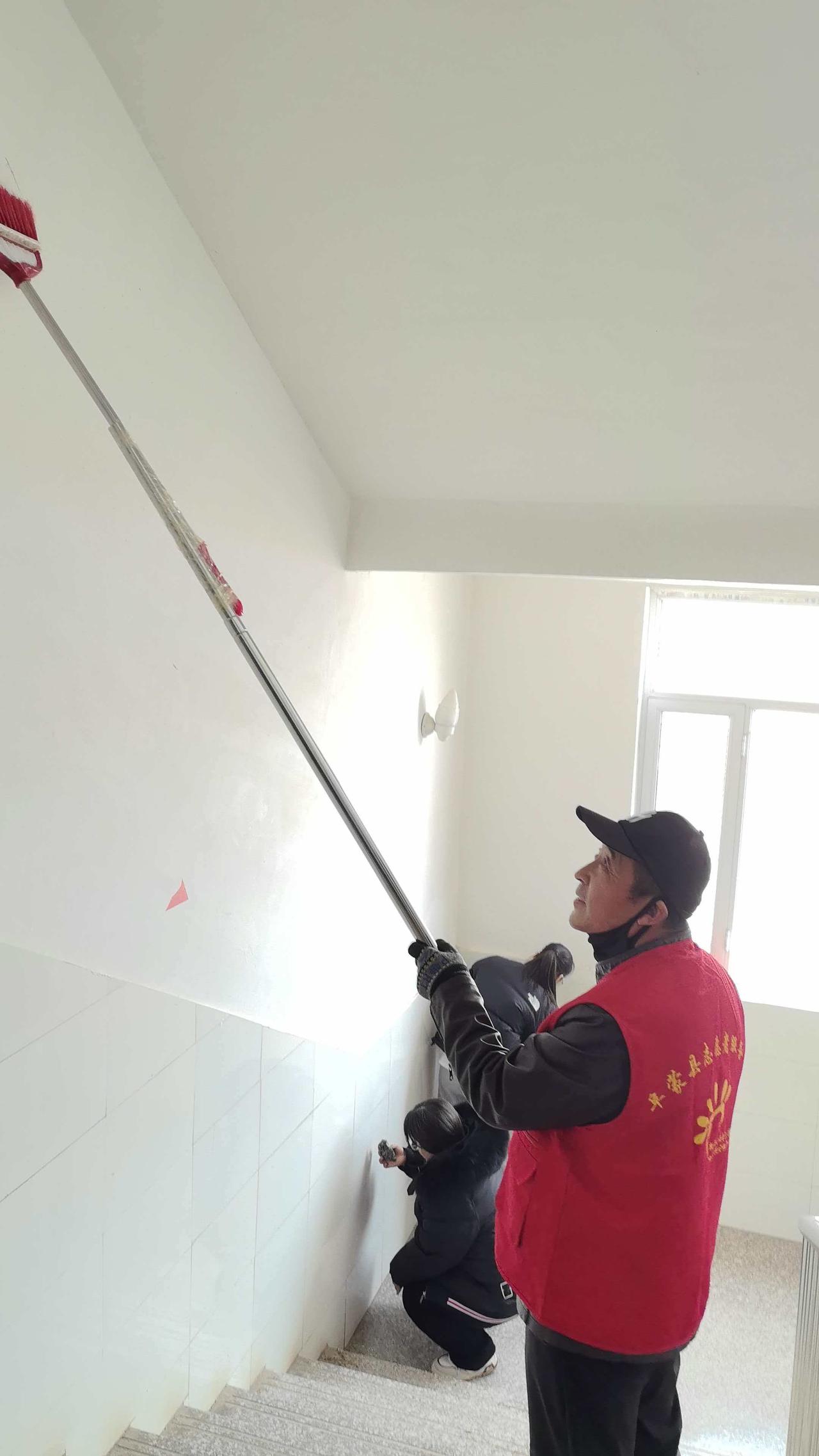 如何高效清洁高处？看我们专业清洁团队如何应对！墙角春光好，人间正当时。家庭清洁好