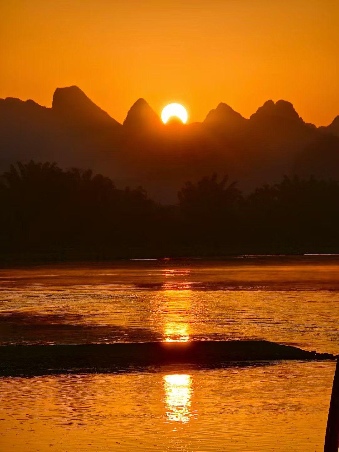 下联：日出东海云霞飞

赏析：这幅对联的下联“日出东海云霞飞”与上联“日落西山霞