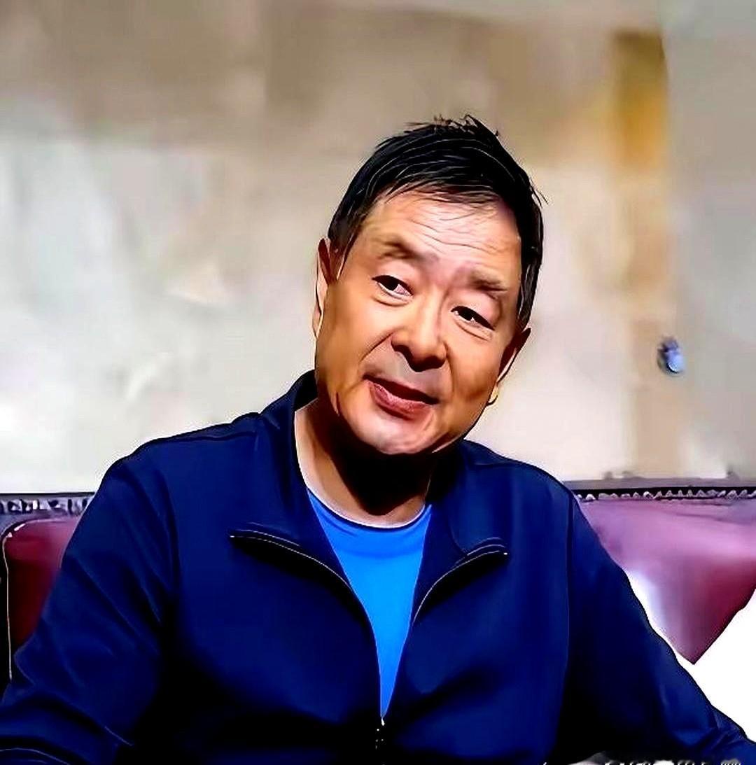 72岁的濮存昕，竟用一根绳子把自己和94岁的老母亲拴在了一起。

母亲患上阿尔茨