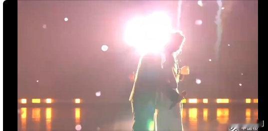 白鹿曾舜晞拥抱导播切敖瑞鹏白鹿曾舜晞敖瑞鹏有自己的燃冬尖叫之夜内场喜欢这种不刻意