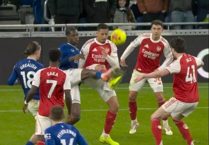 埃弗顿0比1阿森纳 这个赛季英超裁判是不是对阿森纳稍微好一点儿了？这要是放到前三