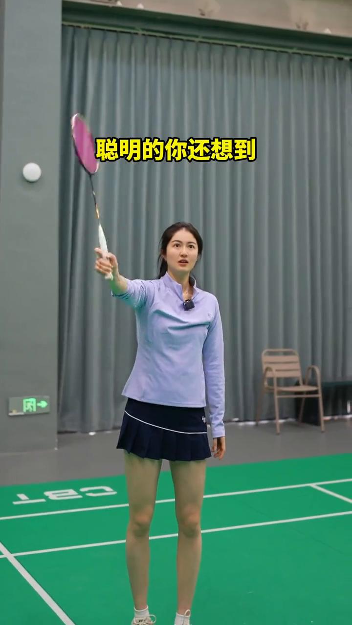 鞭打发力。
这是一个错误的击球。为了方便击打到球，你选择了拍面朝向前后，但是这样