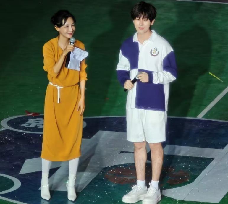 2025年8月20日晚，湖南怀化辰溪县孝坪镇爱国村篮球场灯火璀璨、人声鼎沸。数千