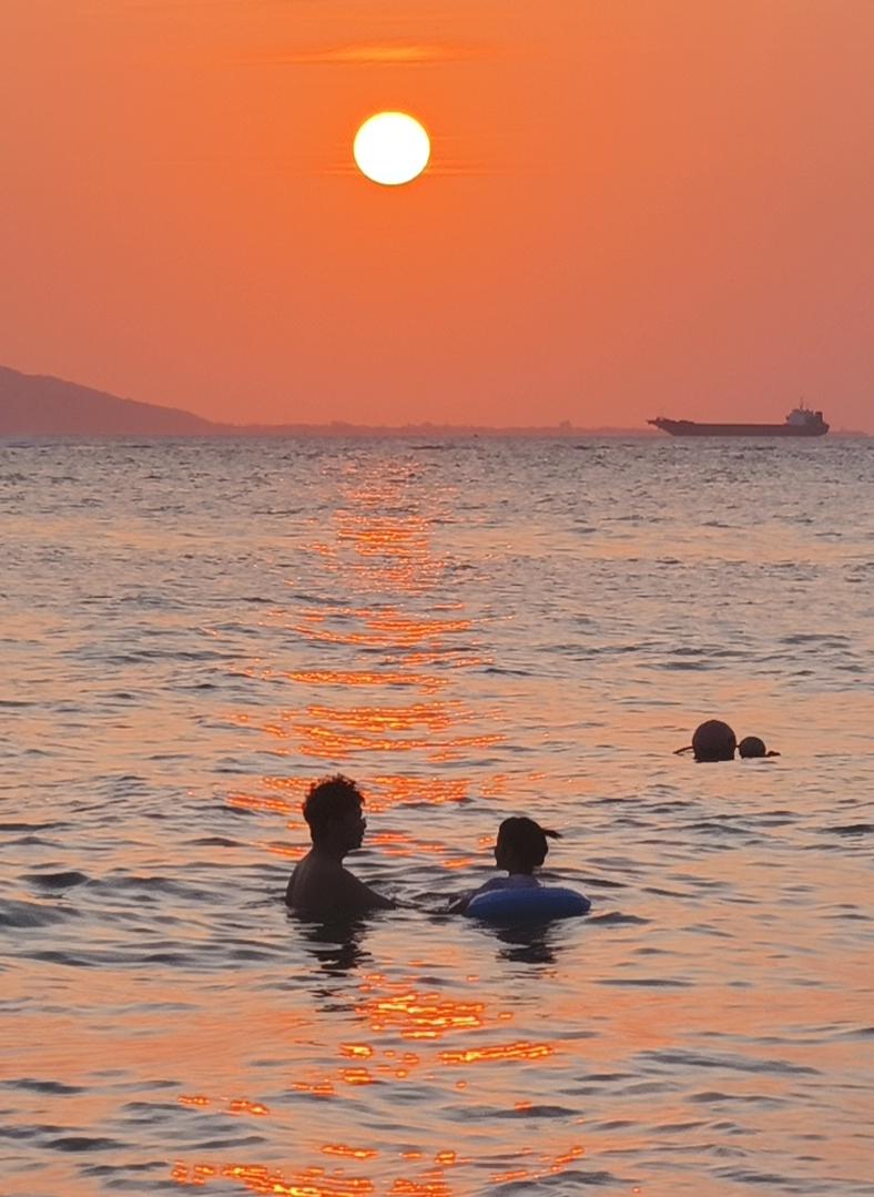 自驾海南之旅96——日出日落
太阳与大海，​阳光与海水，人与自然，此时此刻完美相