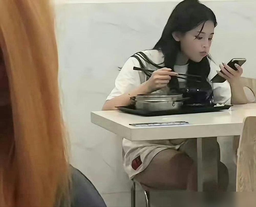 杨超越的代言费，两年，从1200万涨到1500万。

她代言的服装牌子，三年，G