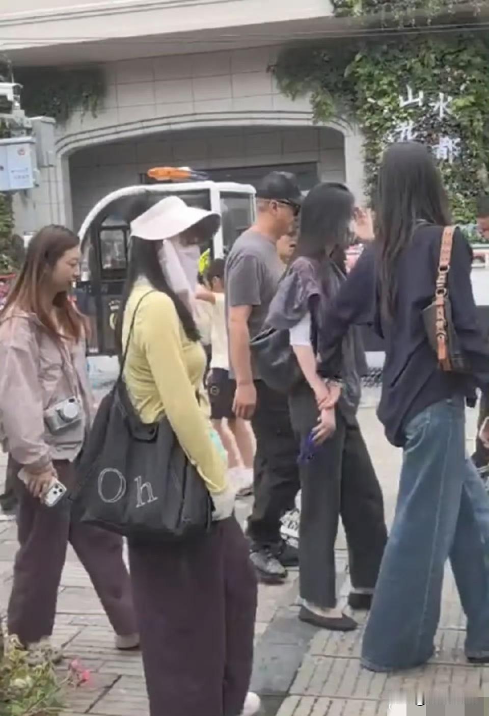 这个暑假，李亚鹏算是开心了！
大女儿李嫣以及他的侄女们，都来云南看他了。
一家人