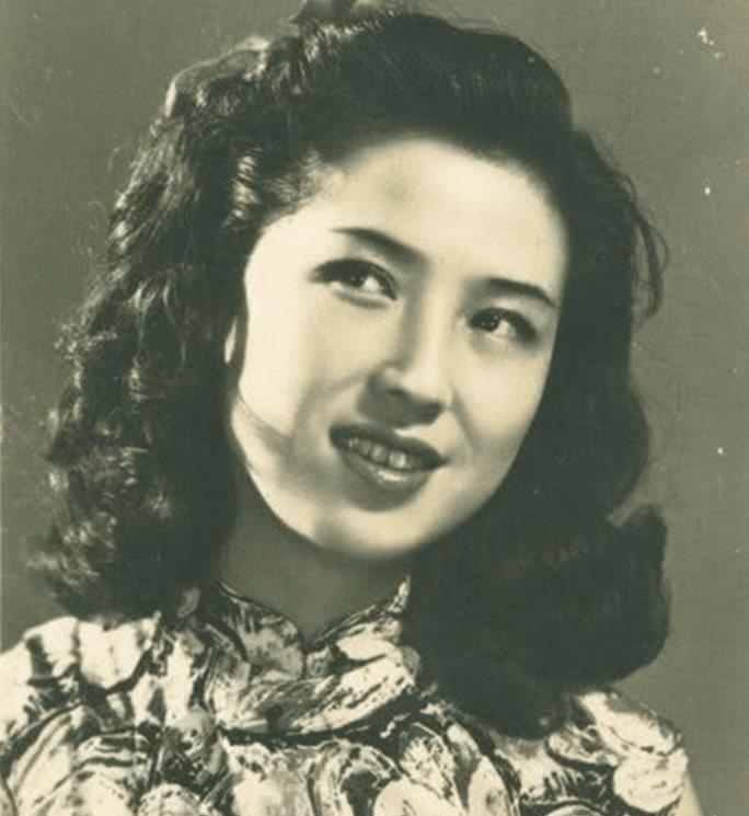 1965年，杜月笙的四姨太姚玉兰外出打牌，突然感到全身发热，焦躁不安，她心中涌起