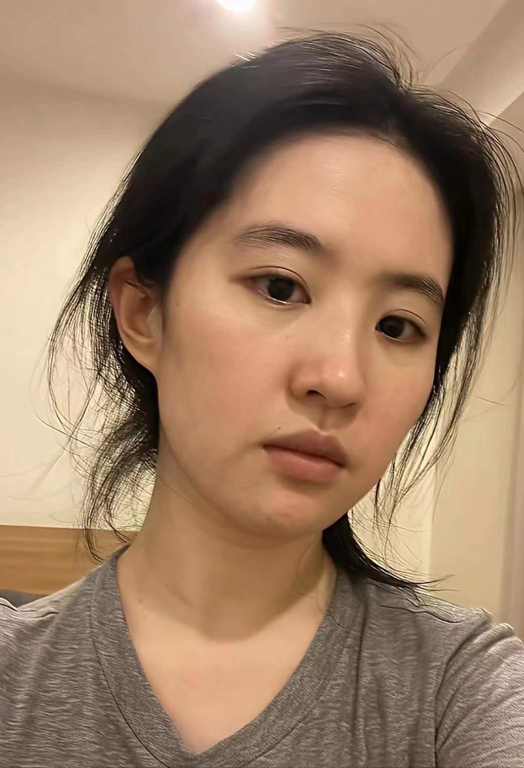 刘亦菲妆前妆后都没有什么区别，底子好，化妆只是皮肤好一点。