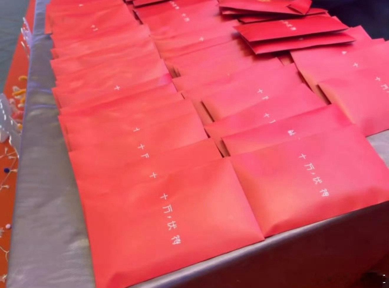 汪苏泷演唱会给工作人员每人一万红包这才是老板该有的样子！汪苏泷给所有工作人员发万