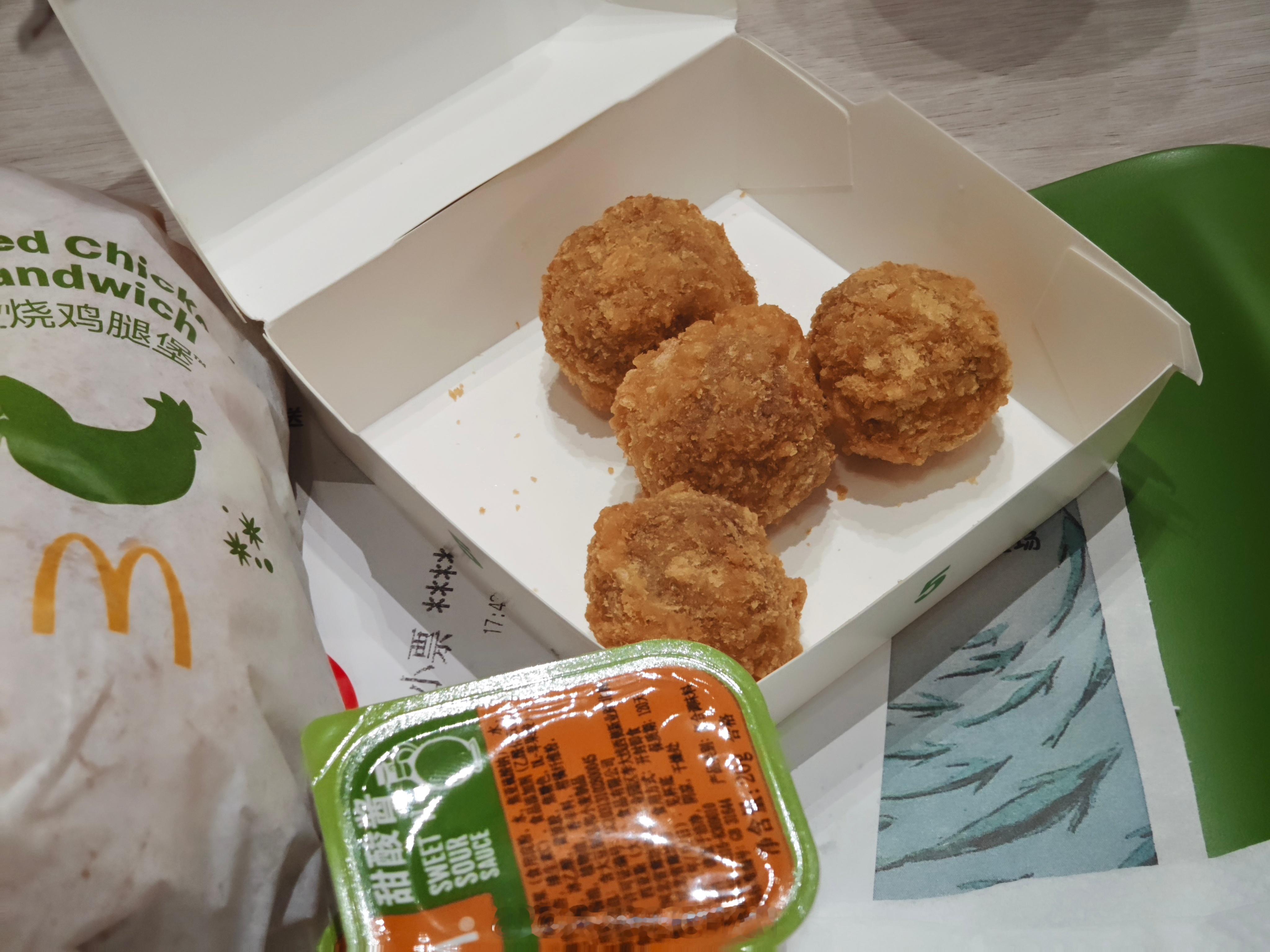麦当劳最严厉的新品测评官来了！这两个新品怎么说呢…比较一般芝士风味金牛决胜球，这