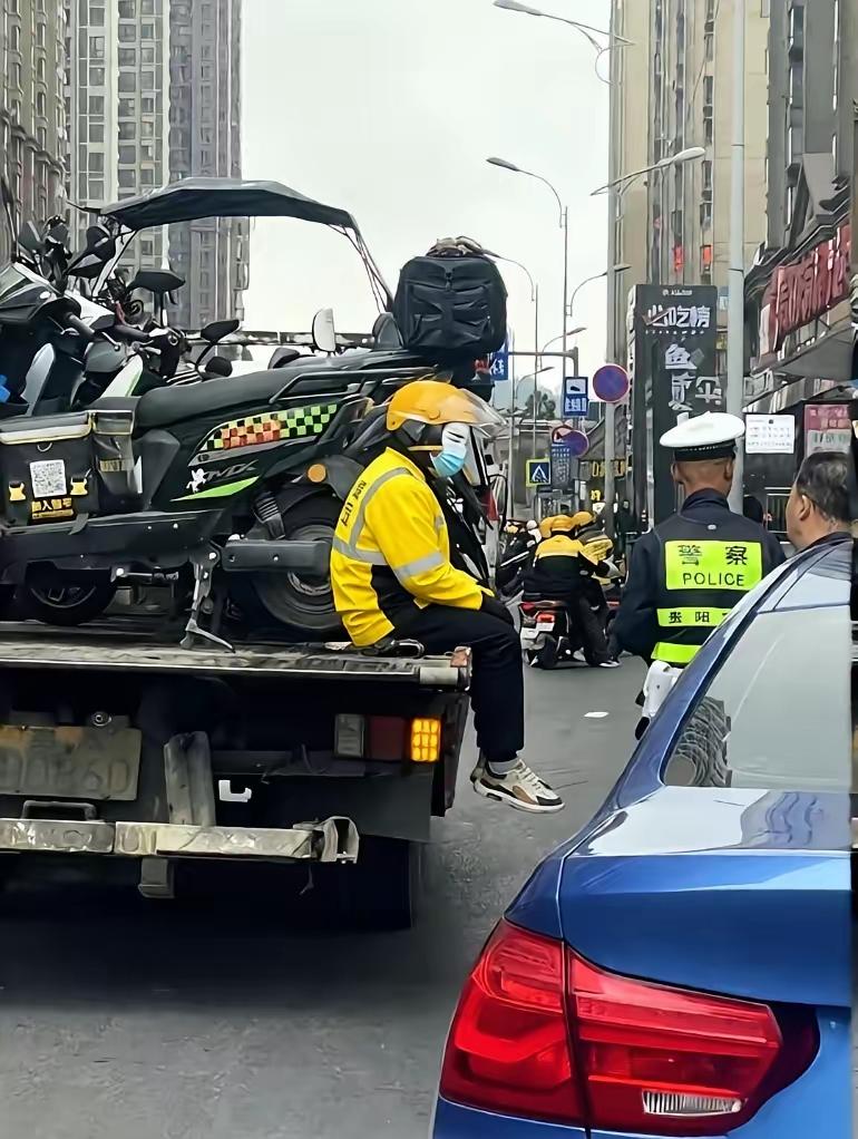帽子叔叔没收的不是违规电驴，而是小哥的精神支柱，同时也是小哥生活的“源泉”啊！看