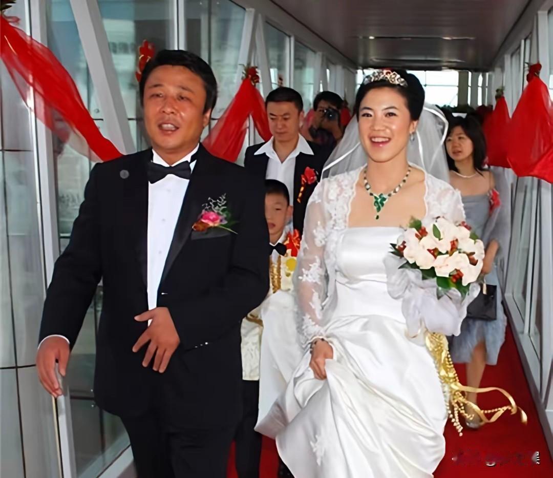 老郭，和王楠领证二十年了！
时间过得可真快，结婚都二十年了，两个孩子也一天天长大