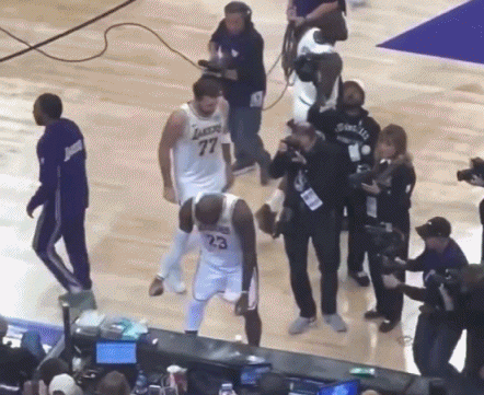 顿宝附体！詹姆斯撒镁粉，东契奇跑开这姿势有点妖娆~

这动作，显然是平常和艾顿在