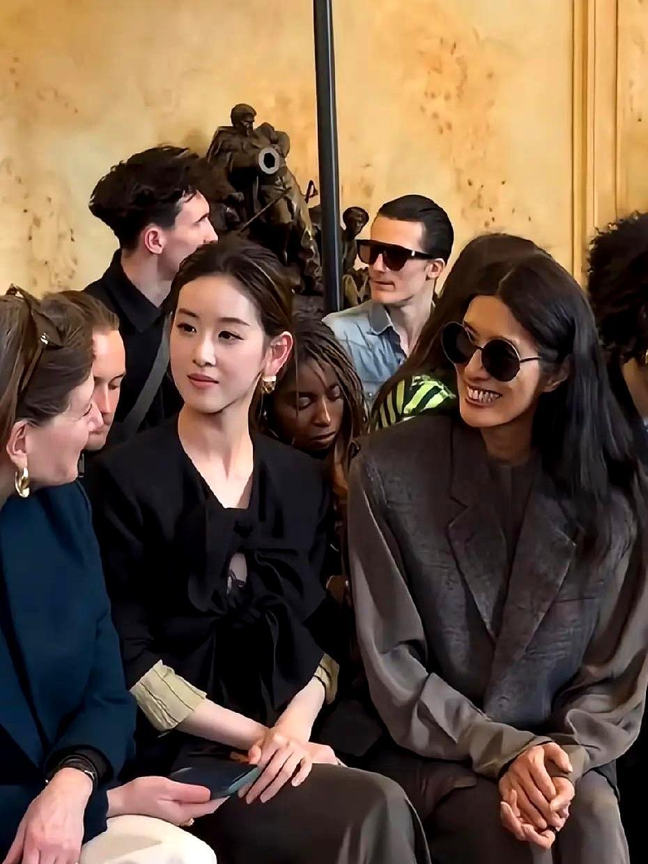 真正的名利场玩家，连抢镜的动作都省了。
 
巴黎Uma Wang秀场头排，章泽天