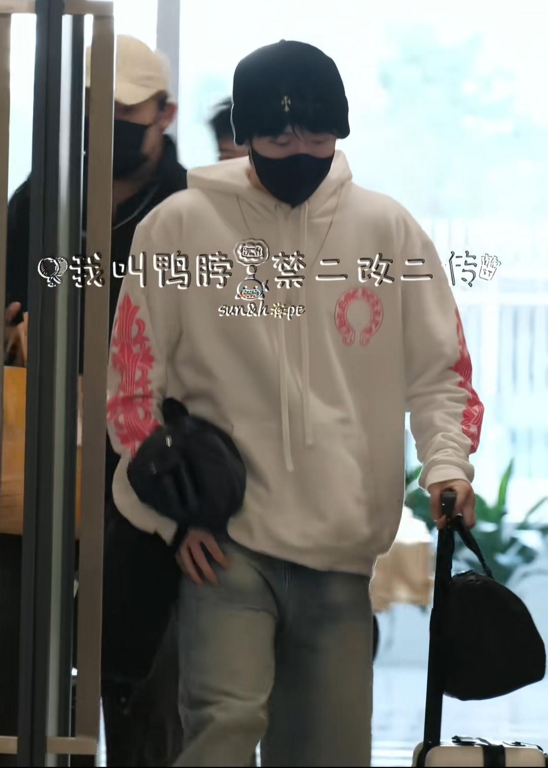 王楚钦诠释了“不贵我不穿”的穿搭理念，这一身小10个W.像行走衣架子，帅气又贵气