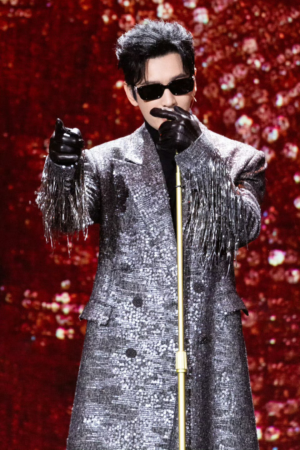 黄晓明墨镜造型好带感墨镜一戴谁都不爱！黄晓明这身造型适配度满分，舞台上魅力全开，