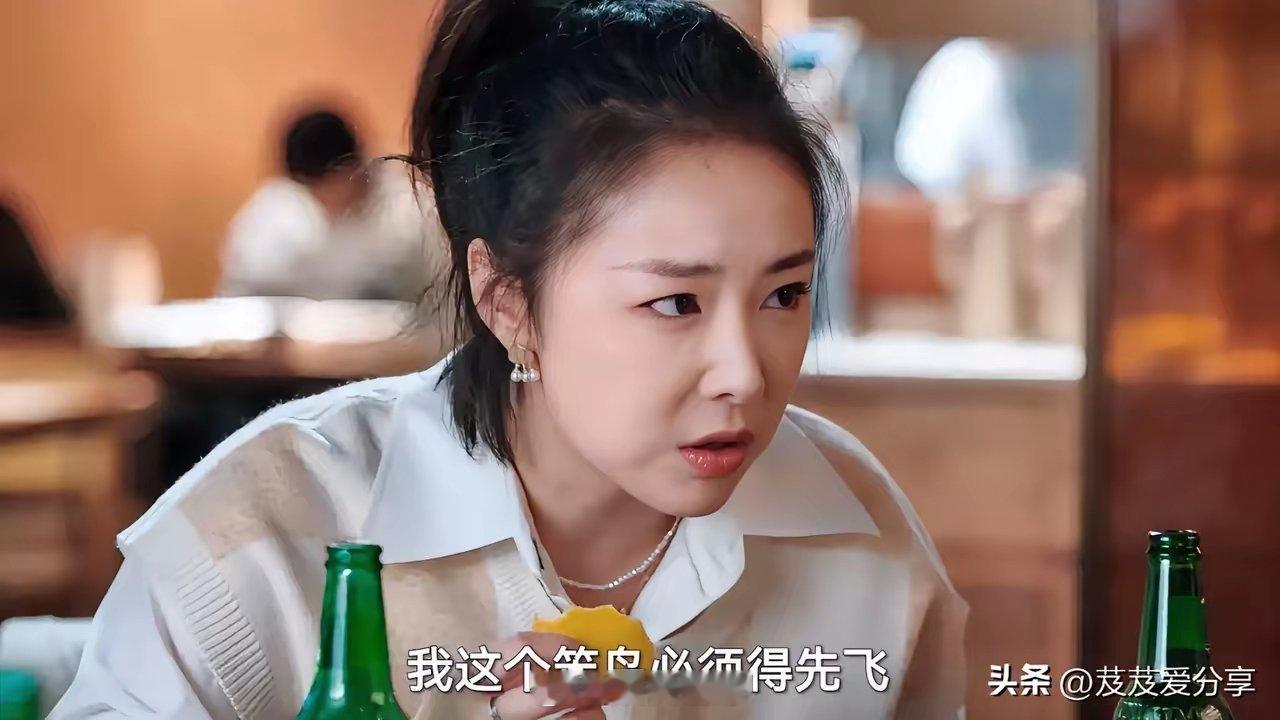 《蔷薇风暴》剧中的江一笛是个重情重义的人，虽然现在在公司处处受打压，领导把实习生